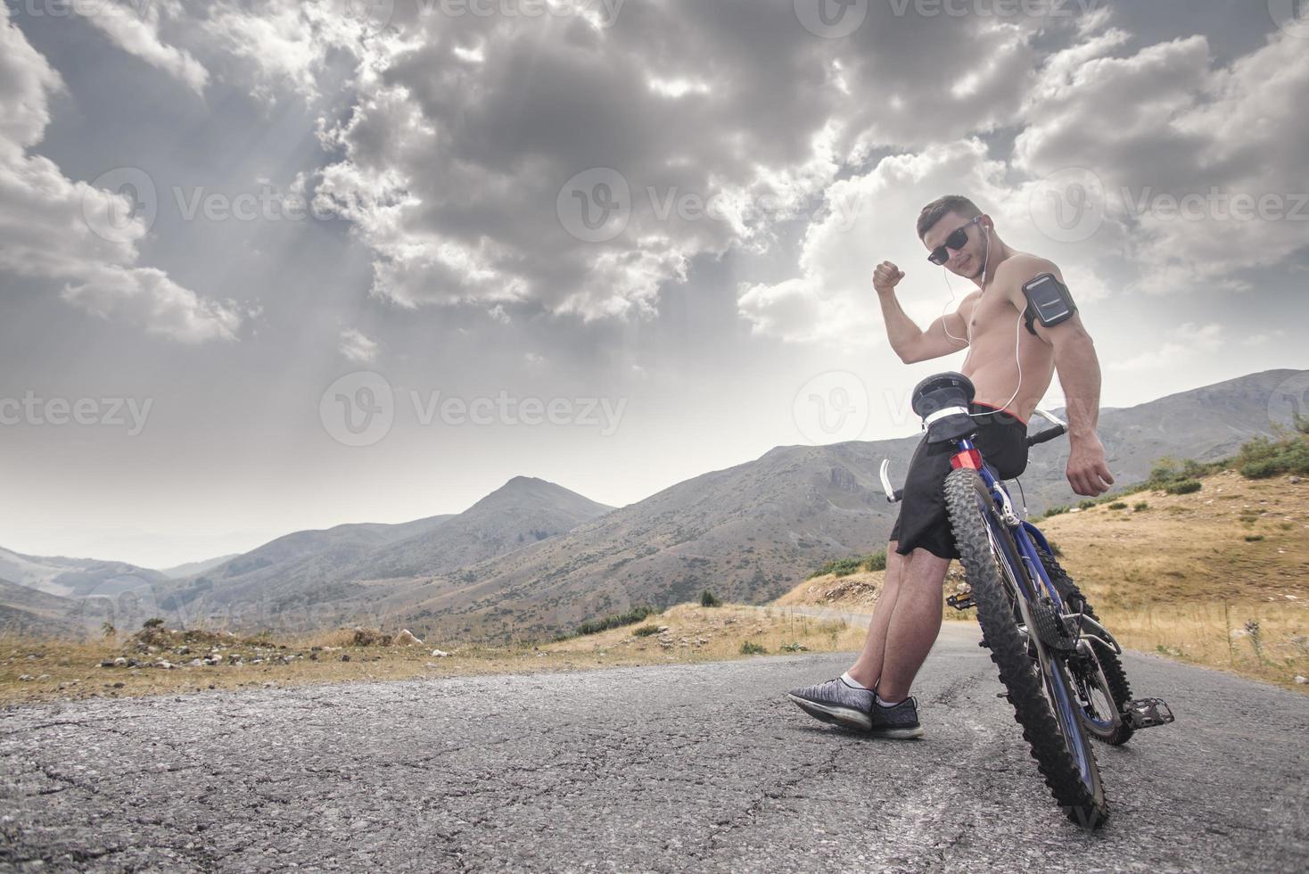 bicicleta de montaña extrema deporte atleta hombre montando al aire libre estilo de vida trailextrema bicicleta de montaña deporte atleta hombre montando al aire libre estilo de vida trail foto