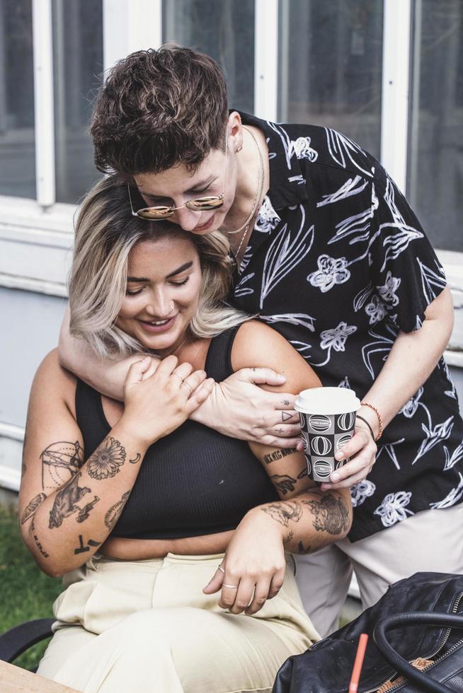 gotemburgo, suecia 07 03 2021 mujer gay sonriendo y divirtiéndose en el parque. pareja de mujeres jóvenes casadas del mismo sexo en su rutina diaria mostrando algo de afecto lgbt foto