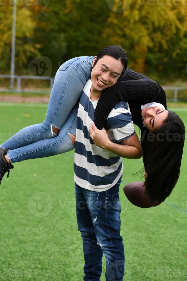 hermosa pareja feliz disfrutando el día juntos en el parque. foto