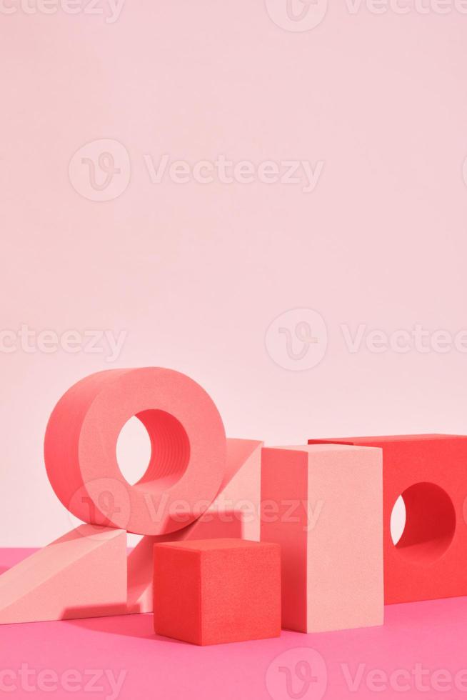 podios geométricos de color rosa abstracto y soportes sobre fondo rosa, maqueta para exhibición de podio o escaparate, foto