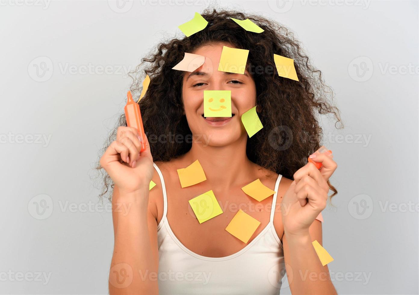 mujer con post it foto