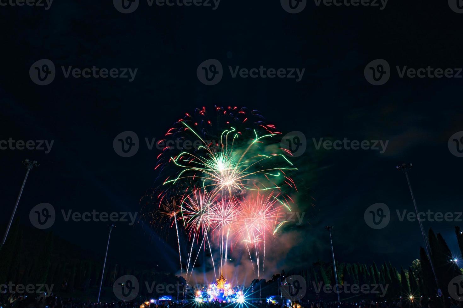 hermosa escena nocturna de fuegos artificiales. foto