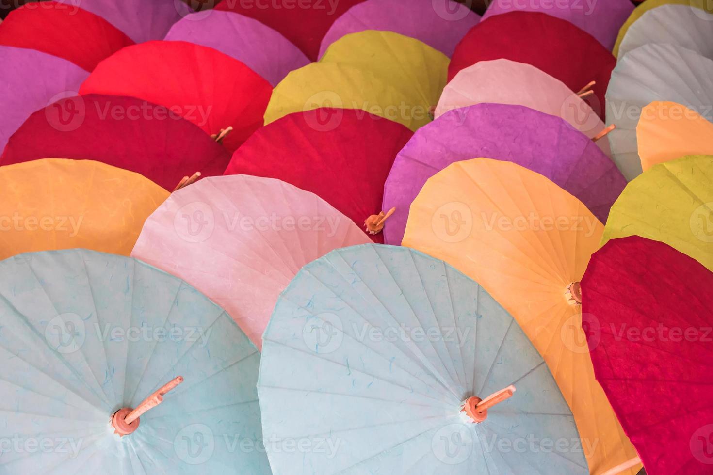 los coloridos paraguas de papel hechos a mano. foto