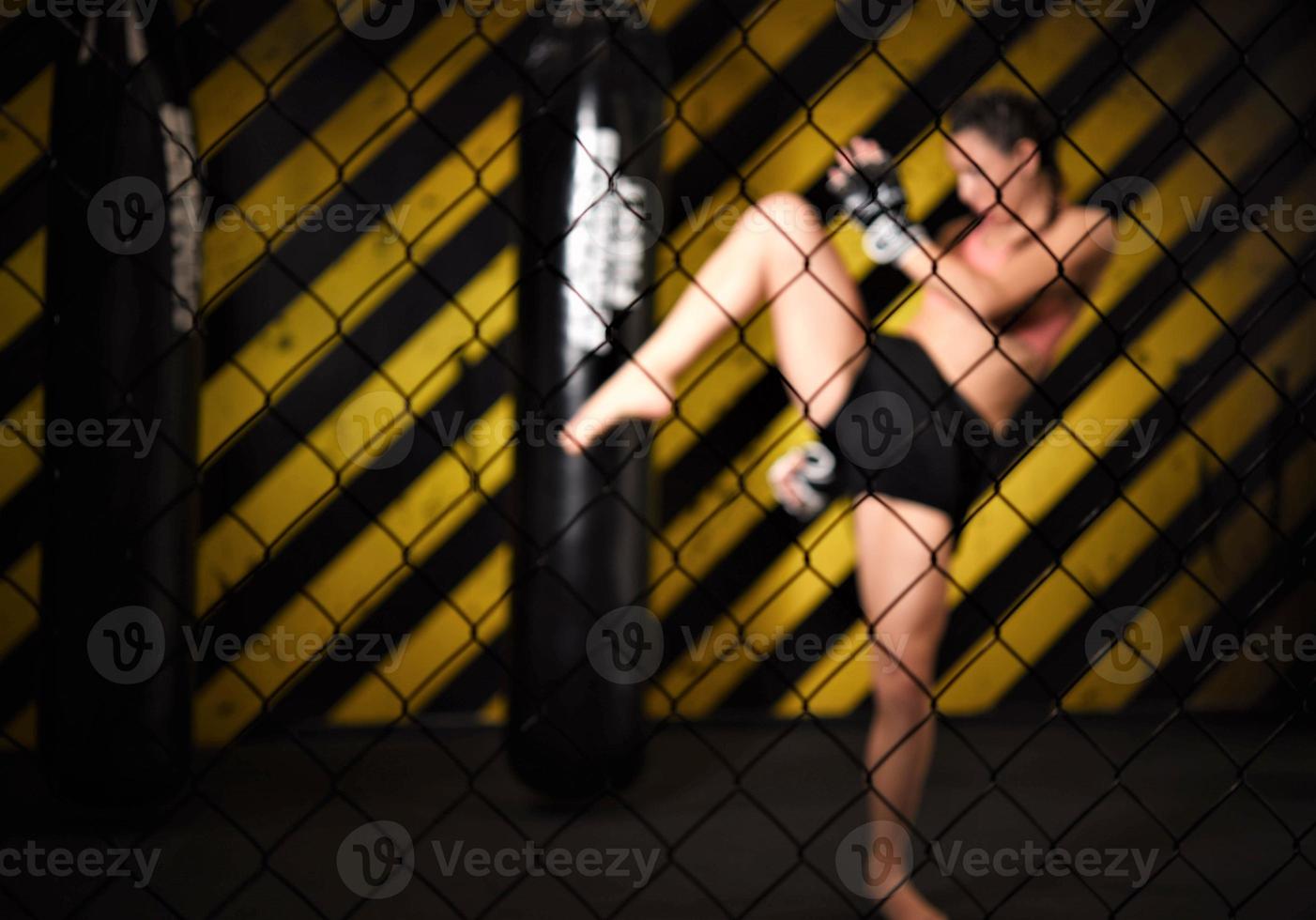 mma mujeres combatiente duro polluelo boxeador puñetazo pose bonita ejercicio formación cruzar atleta foto