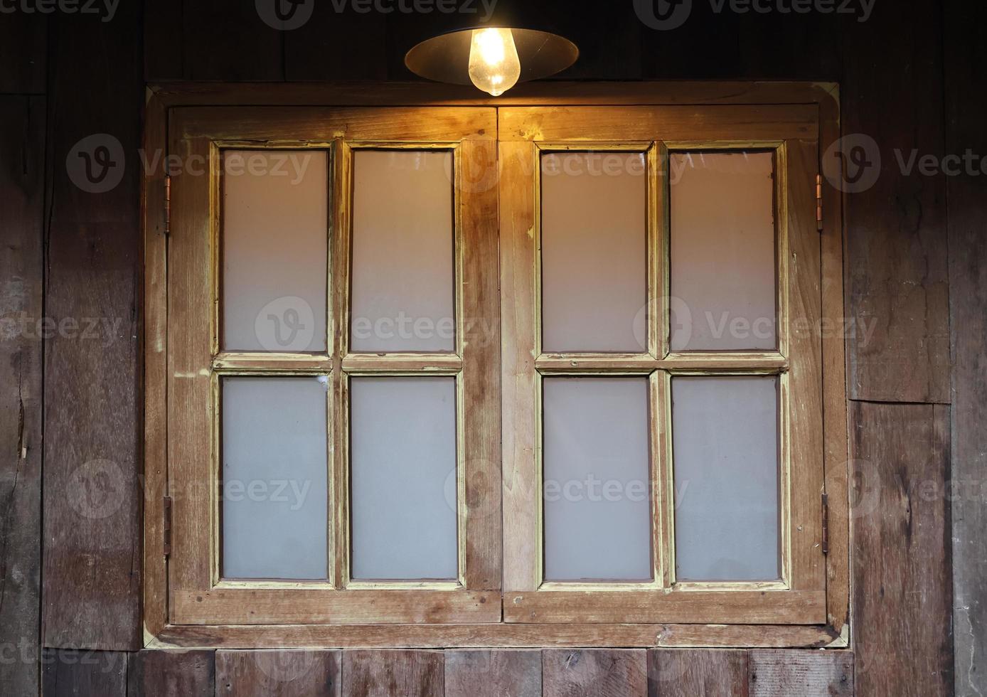 iluminación brillante en el marco de madera de la ventana foto