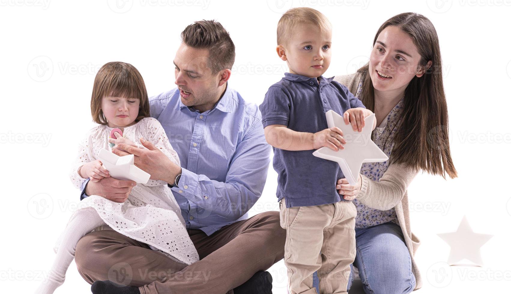 feliz de ser una familia. familia feliz de cuatro personas que se unen y sonríen foto