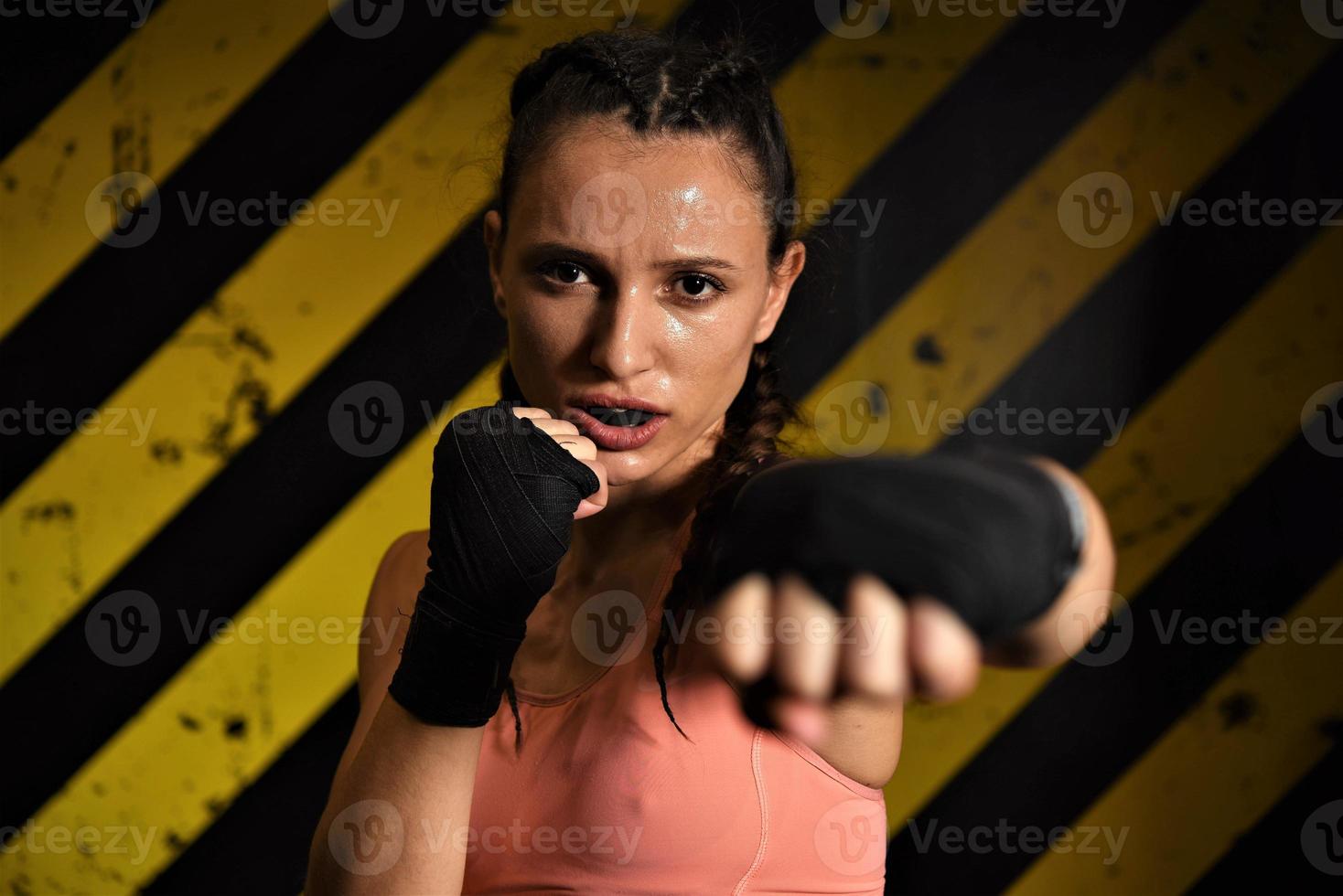 mma mujeres combatiente duro polluelo boxeador puñetazo pose bonita ejercicio formación cruzar atleta foto