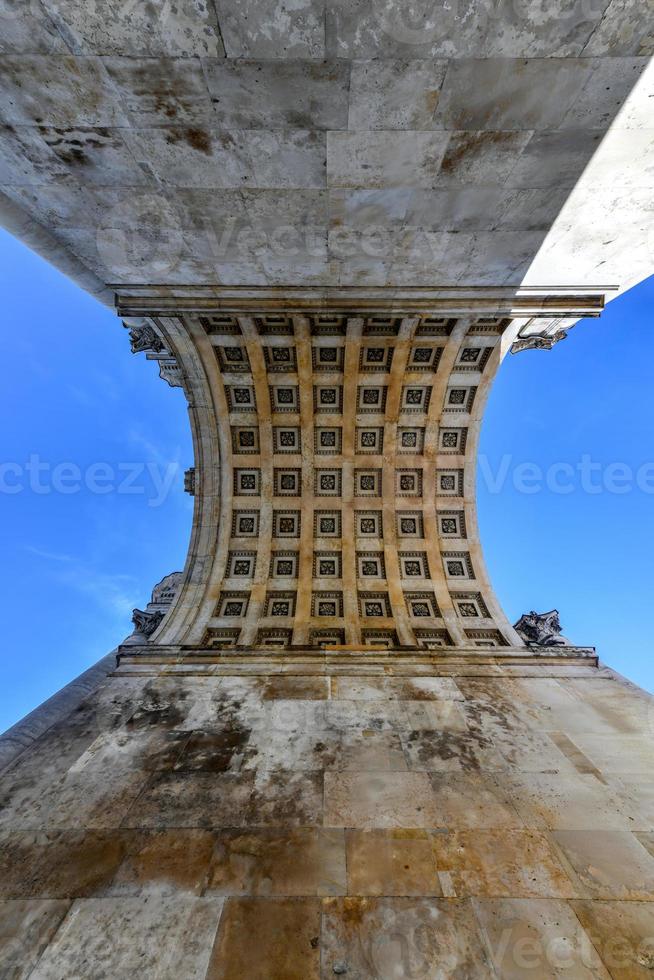 el siegestor en munich, alemania. originalmente dedicado a la gloria del ejército, ahora es un recordatorio de la paz. foto