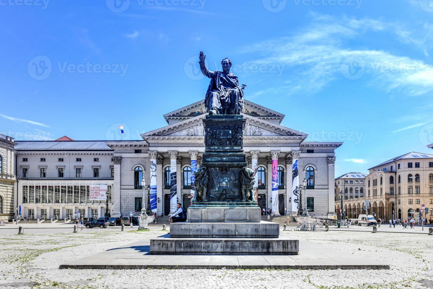 maximilian i joseph en la plaza max-joseph-platz en munich, baviera, alemania. foto