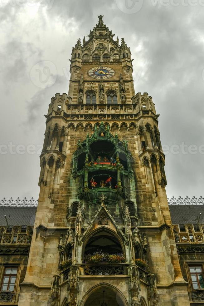 torre del ayuntamiento en marienplatz en munich, alemania. foto