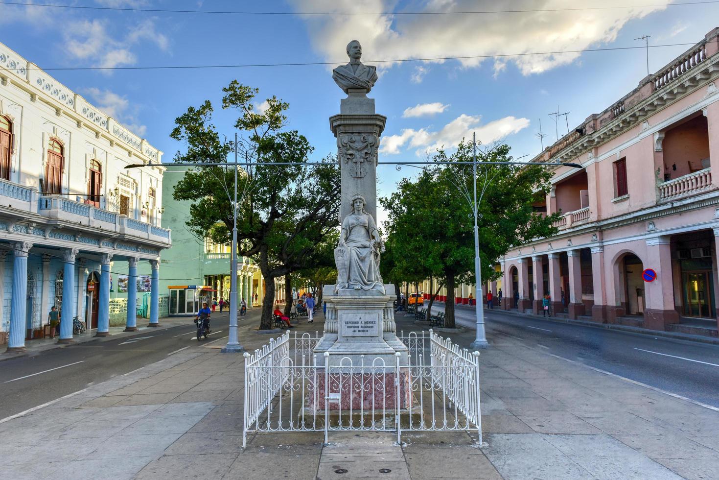 cienfuegos, cuba - 11 de enero de 2017 - monumento a ceferino a. mendez a lo largo del bulevar principal, paseo el prado en cienfuegos, cuba. foto