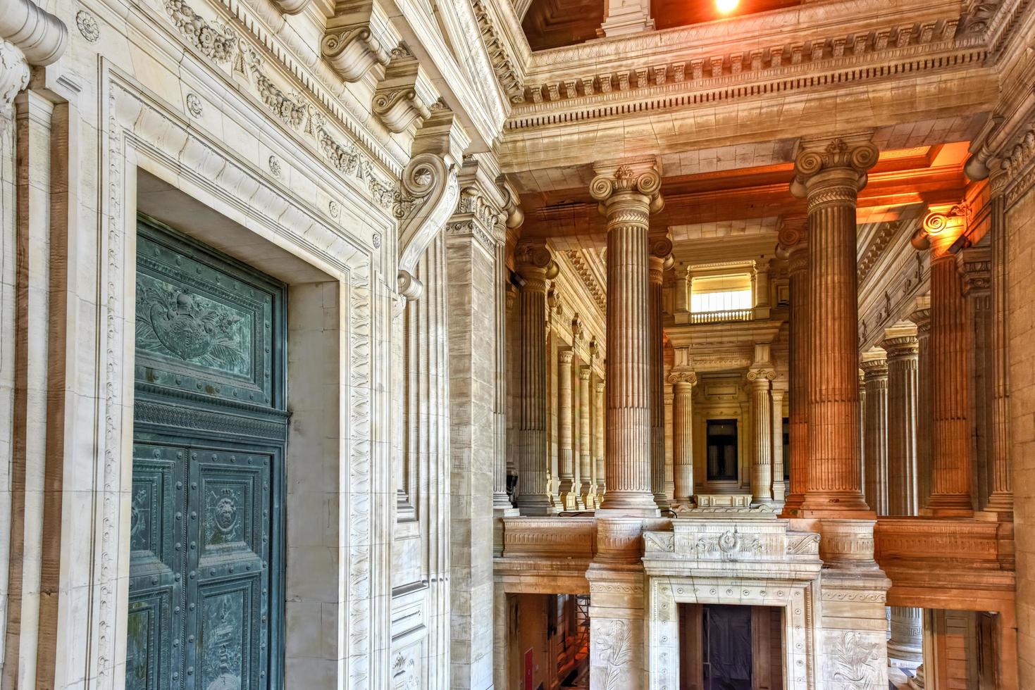 palacio de justicia en bruselas, bélgica, 2022. el edificio de estilo ecléctico y neoclásico sirve como sede de varios tribunales de justicia importantes. foto