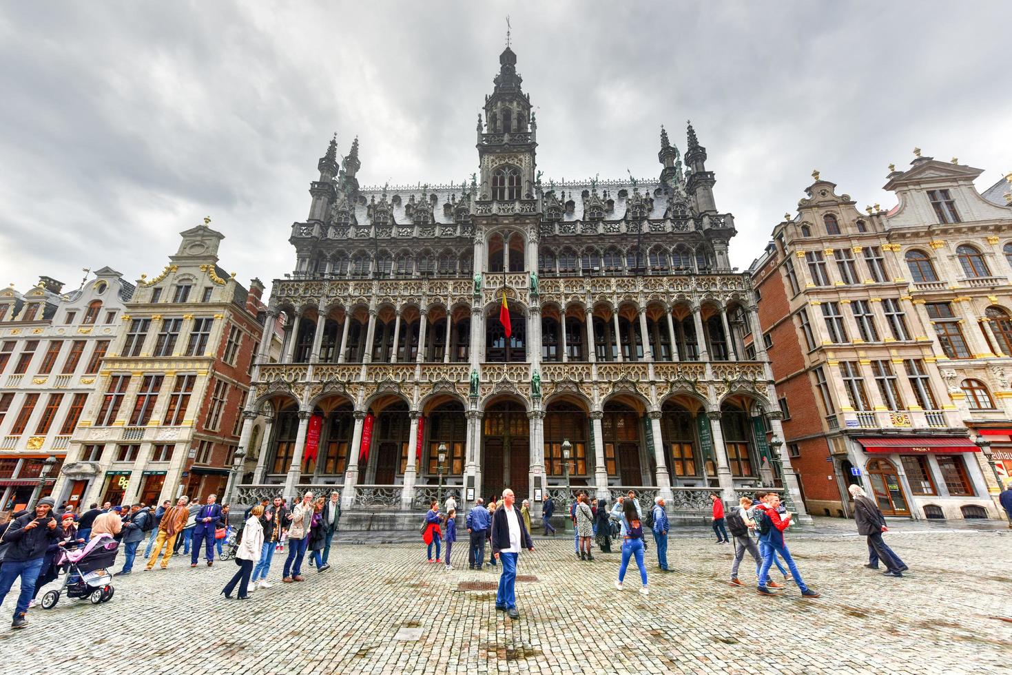 la gran plaza en un día nublado en bruselas, bélgica, 2022 foto