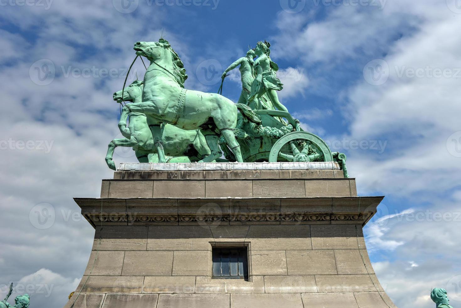 arco triunfal en el parque del cincuentenario en bruselas, fue planeado para la exposición nacional de 1880 para conmemorar el 50 aniversario de la independencia de bélgica. foto