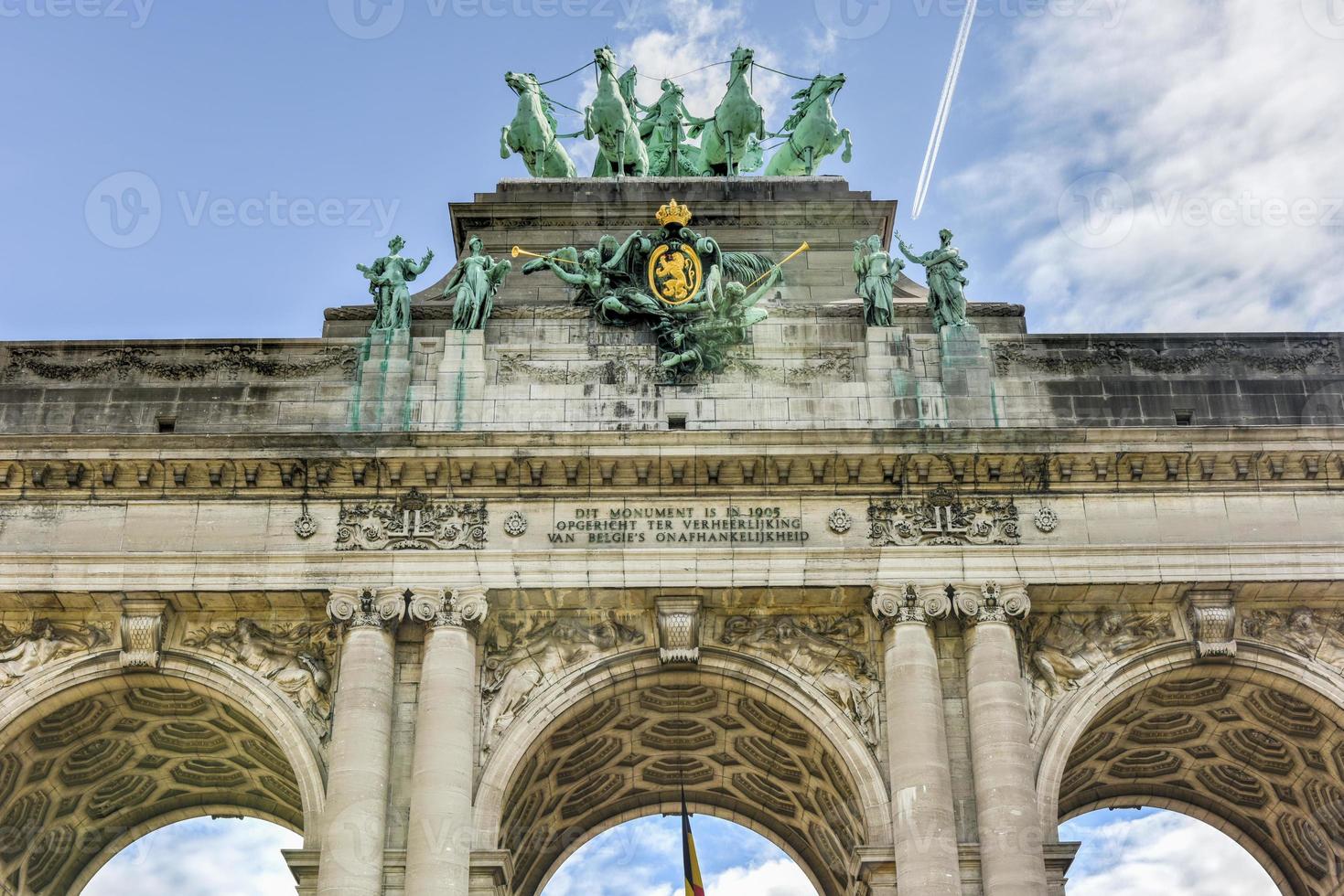 arco triunfal en el parque del cincuentenario en bruselas, fue planeado para la exposición nacional de 1880 para conmemorar el 50 aniversario de la independencia de bélgica. foto