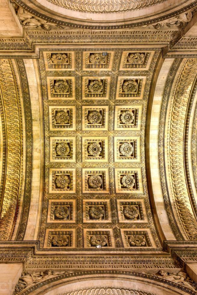 el arc de triomphe de l'etoile es uno de los monumentos más famosos de parís y se encuentra en el extremo occidental de los campos elíseos, en el centro de la plaza charles de gaulle. foto