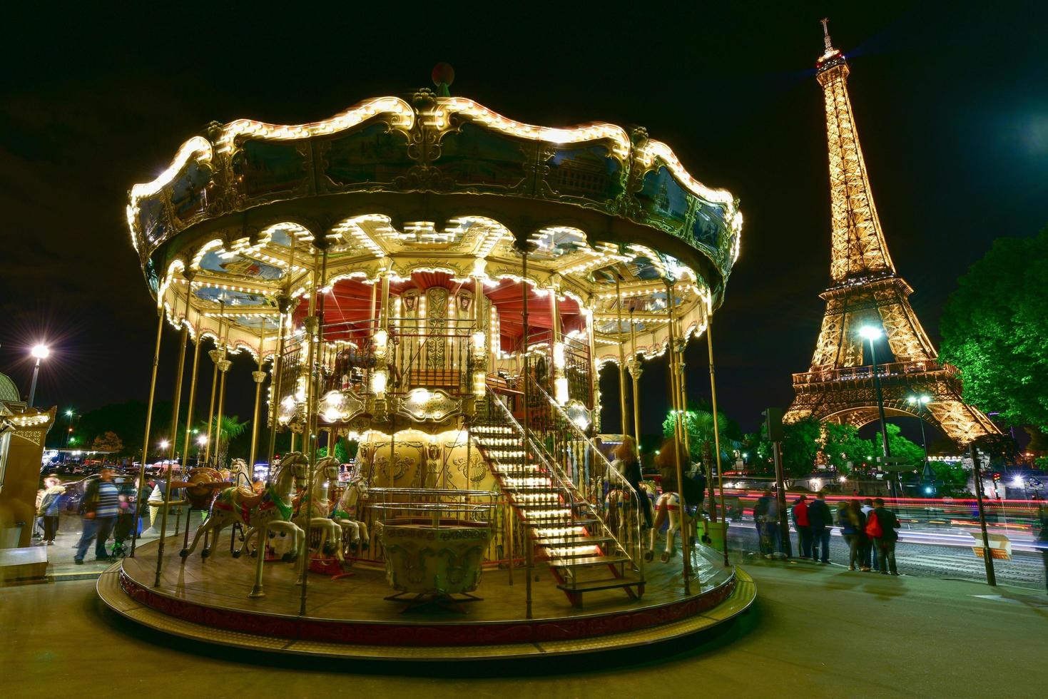 carrusel vintage iluminado cerca de la torre eiffel en parís, francia, 2022 foto