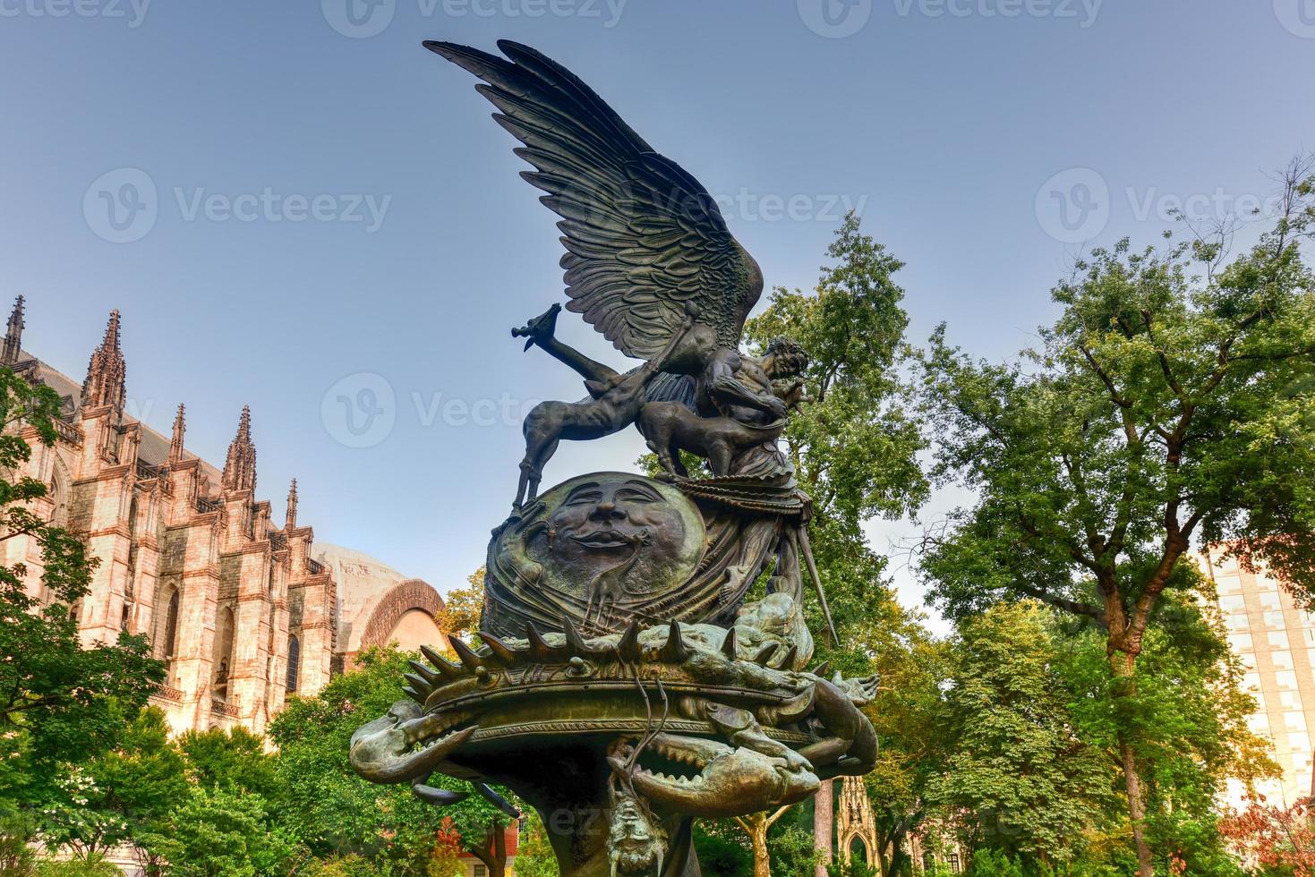 fuente de la paz ubicada junto a la catedral de san juan el divino en morningside heights en nueva york. foto