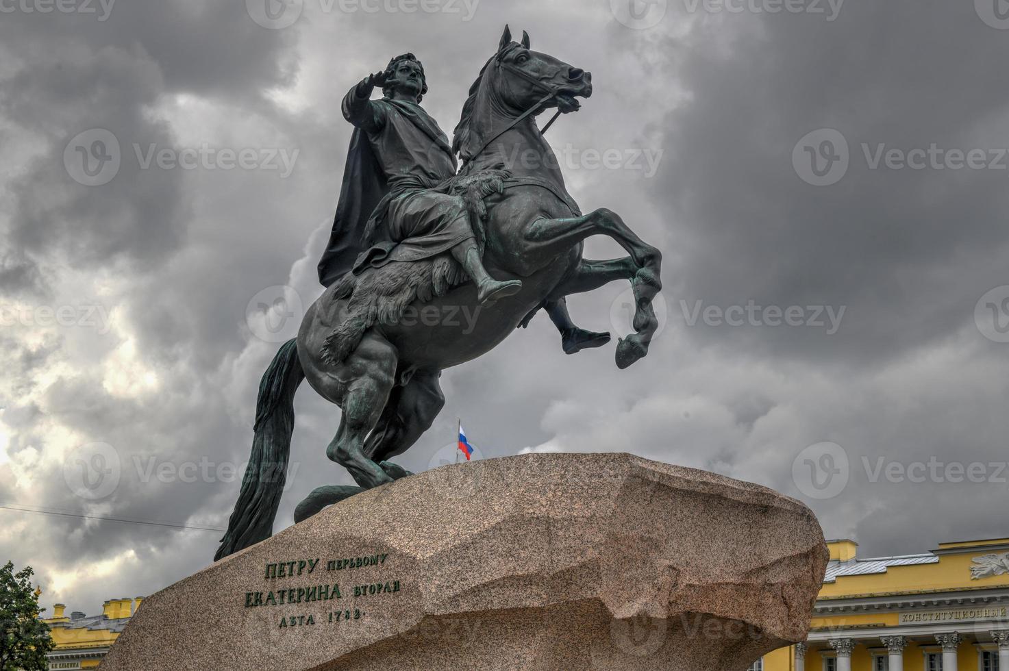 la estatua ecuestre del jinete de bronce de pedro el grande en la plaza del senado en san petersburgo, rusia. encargado por catalina la grande, foto