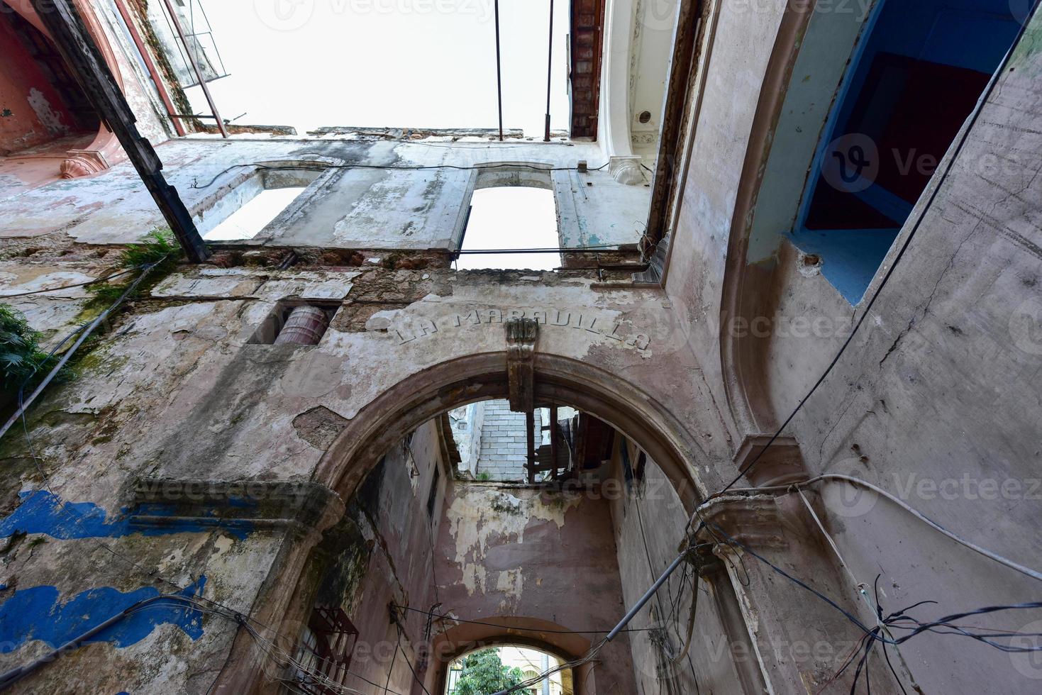 edificio antiguo en proceso de derrumbe en el barrio de la habana vieja de la habana, cuba. foto