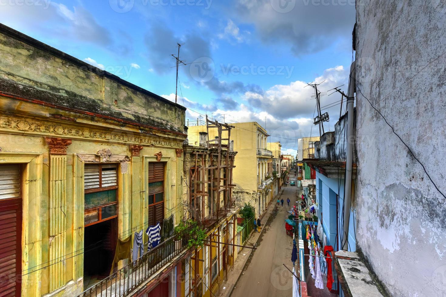 edificio antiguo en proceso de derrumbe en el barrio de la habana vieja de la habana, cuba. foto