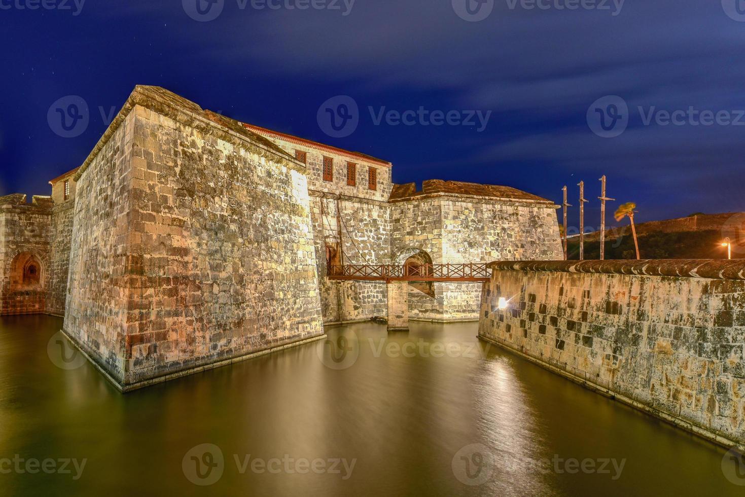 vista a lo largo del foso del castillo de la real fuerza en la habana, cuba por la noche. Construido a mediados del siglo XVI, el fuerte fue sede de los capitanes generales españoles. foto