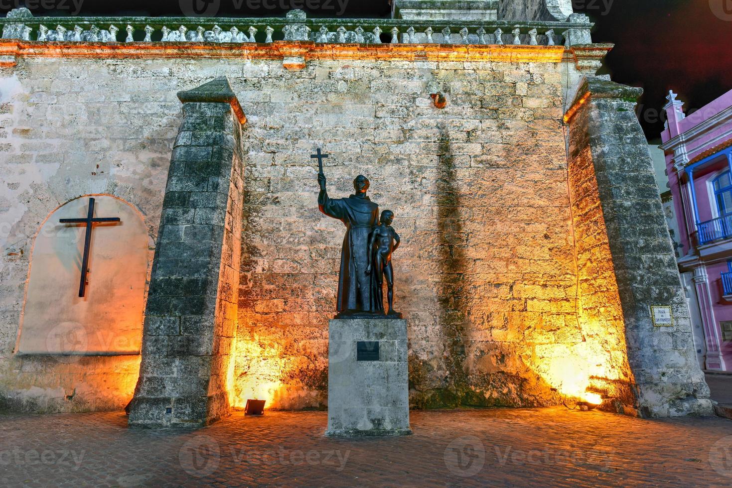 la plaza de san francisco de asis en la habana vieja de noche en cuba. foto