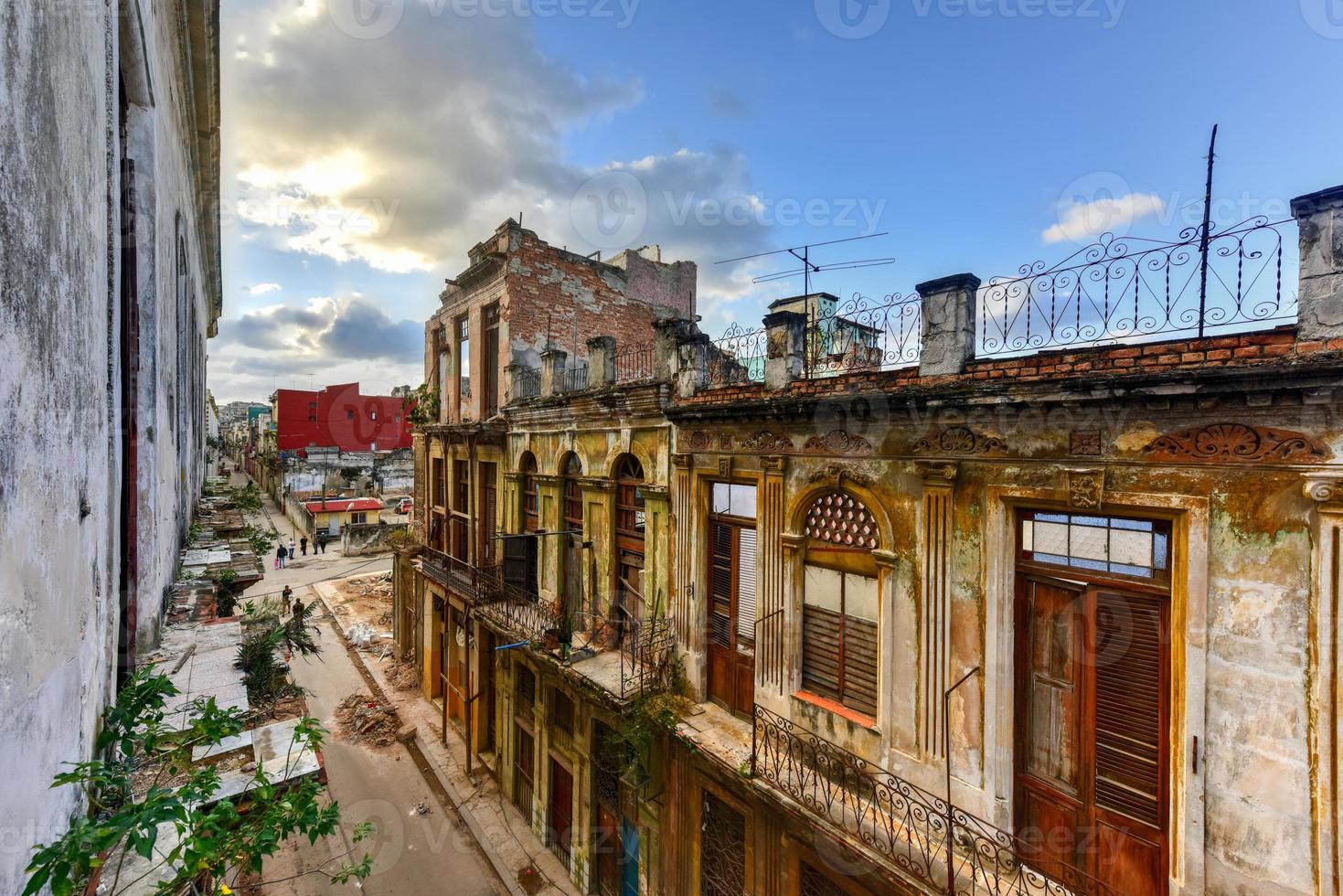 edificio antiguo en proceso de derrumbe en el barrio de la habana vieja de la habana, cuba. foto