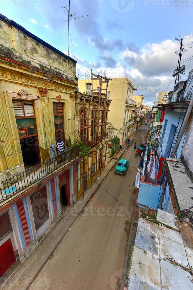 edificio antiguo en proceso de derrumbe en el barrio de la habana vieja de la habana, cuba. foto