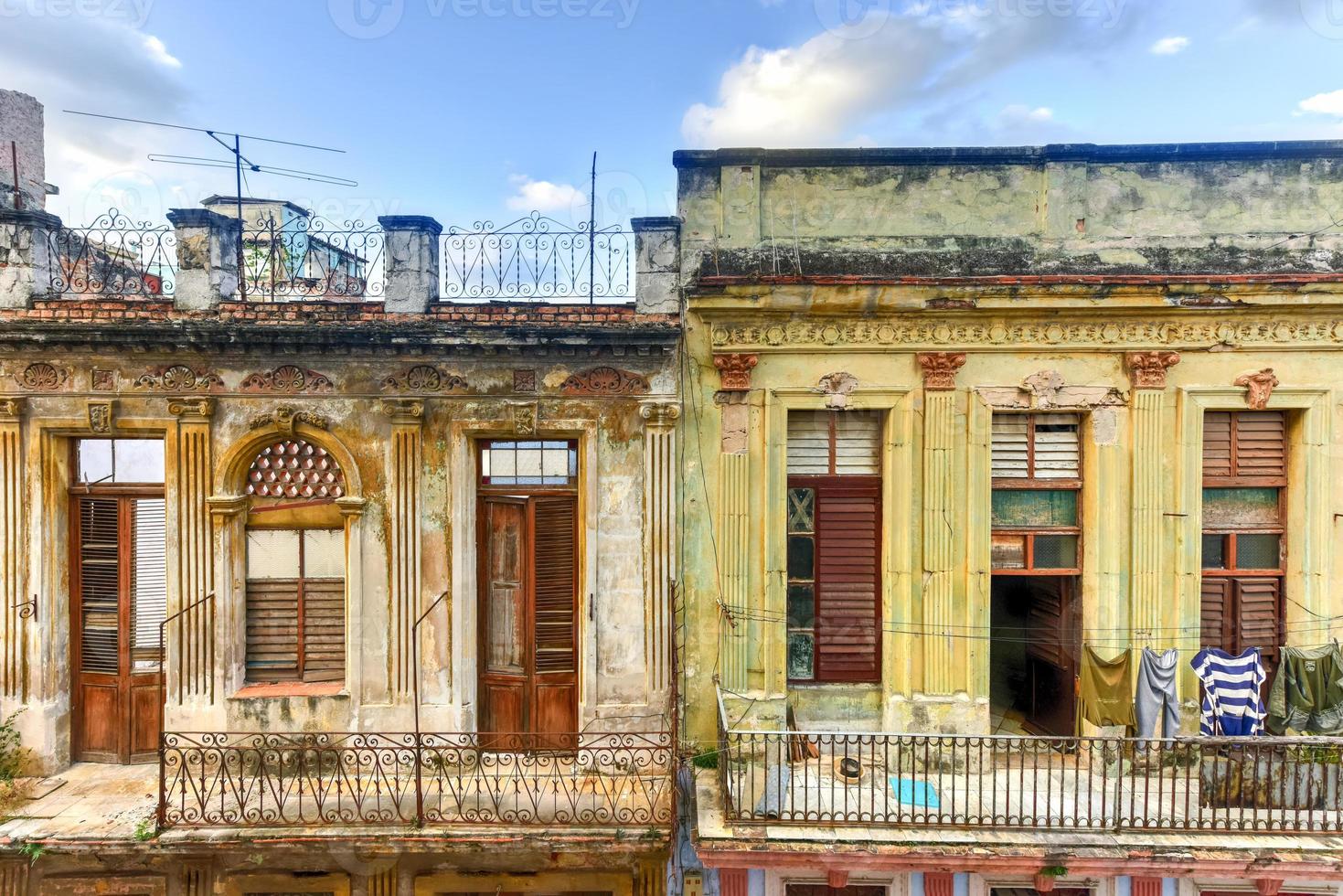 edificio antiguo en proceso de derrumbe en el barrio de la habana vieja de la habana, cuba. foto