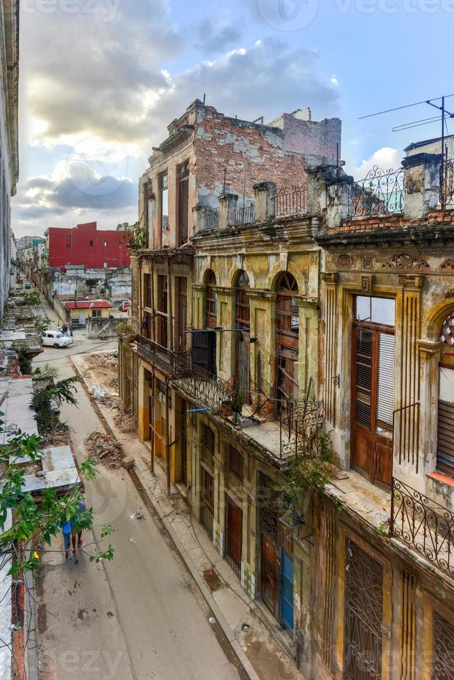 edificio antiguo en proceso de derrumbe en el barrio de la habana vieja de la habana, cuba. foto