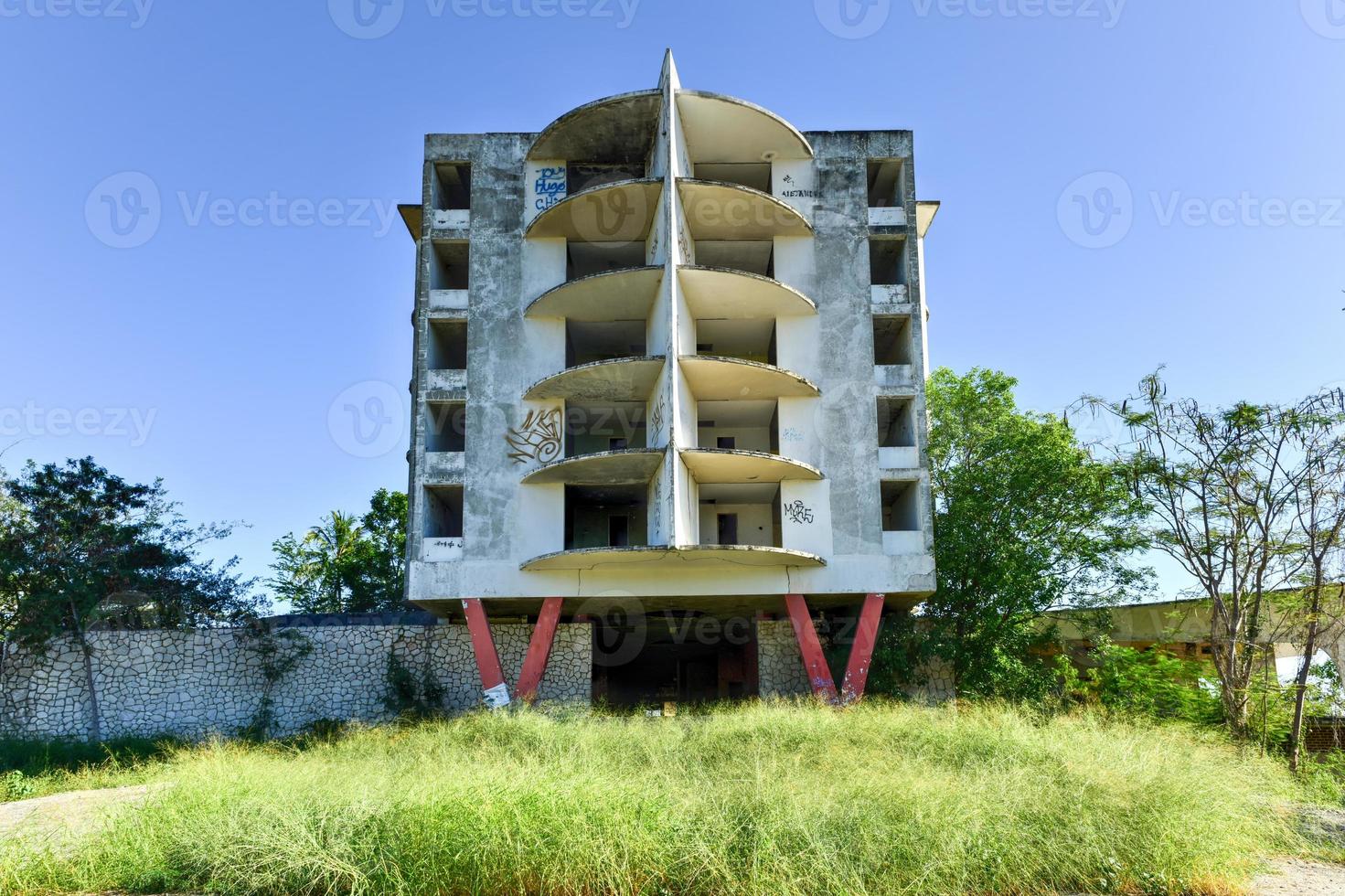 el hotel ponce intercontinental es un hotel abandonado con una estructura aún existente. la estructura, y lo que alguna vez fue, se considera un hito histórico y un ícono nacional en la ciudad de ponce. foto