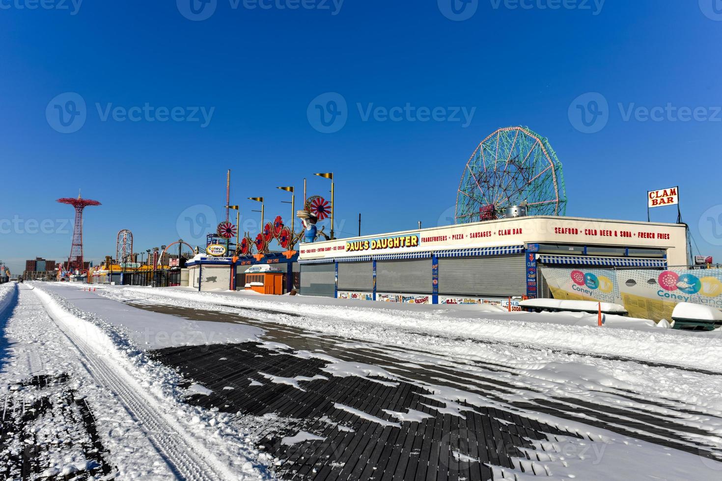 Coney Island Beach en Brooklyn, Nueva York, después de una gran tormenta de nieve. foto