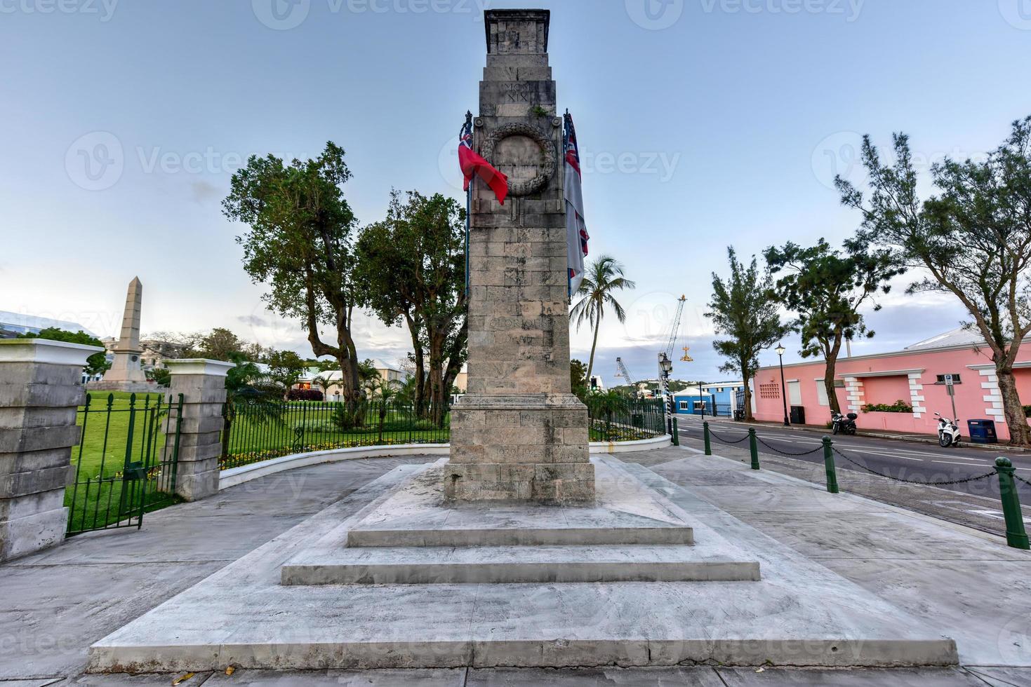 el cenotafio de las bermudas ubicado fuera del edificio del gabinete de las bermudas, en hamilton. el cenotafio es un memorial para aquellos que murieron por bermuda durante la primera guerra mundial y la segunda guerra mundial. foto