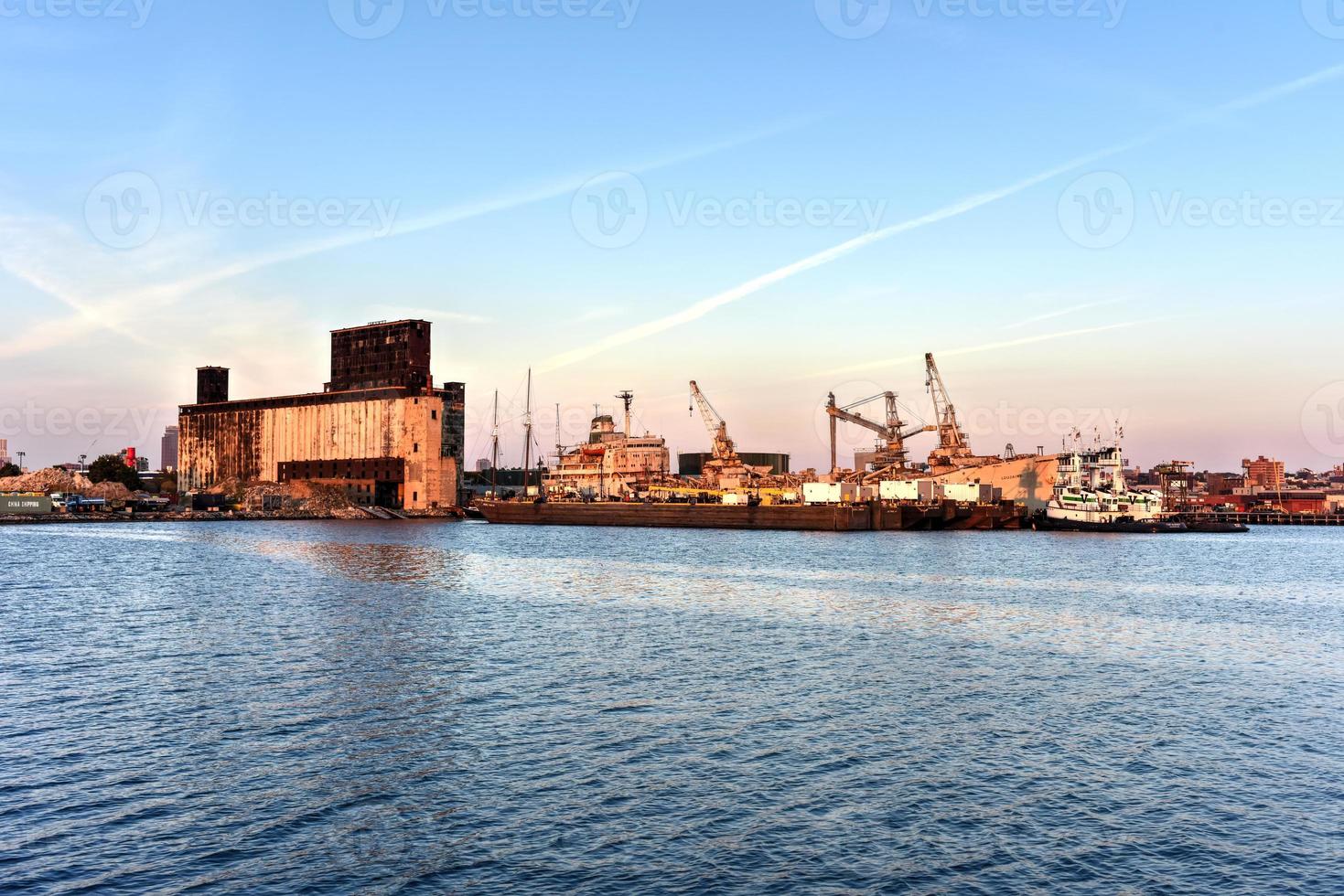 la terminal de grano red hook en el barrio red hook de brooklyn, nueva york. foto