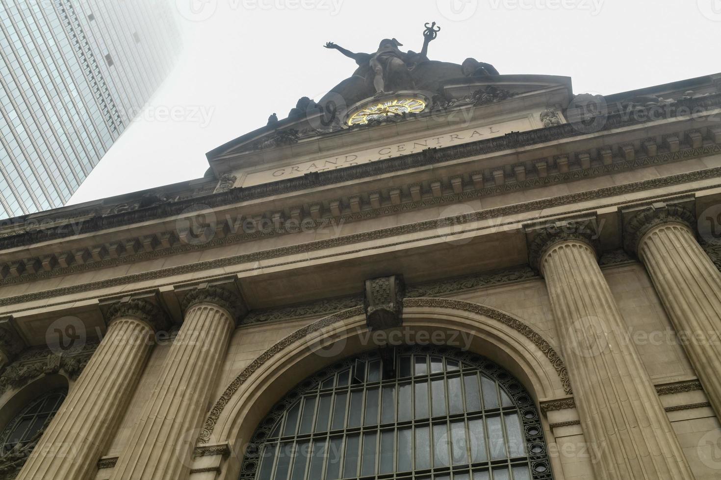 gran terminal central en un día de niebla en la ciudad de nueva york. foto