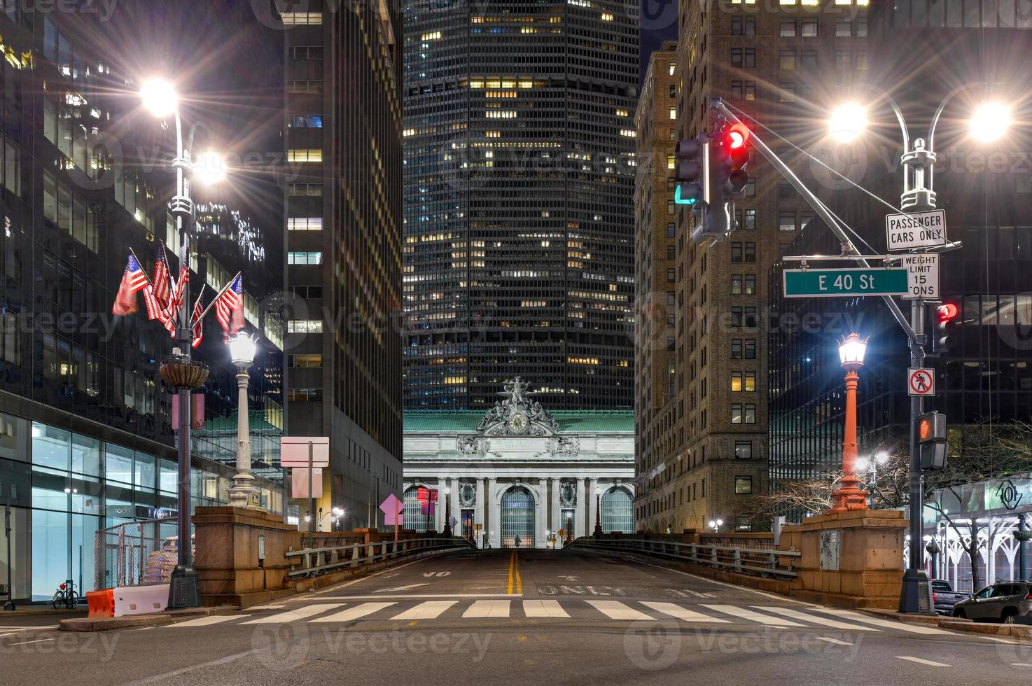 avenida de parque vacía que conduce a la gran terminal central durante la epidemia de coronavirus en la ciudad de nueva york. foto