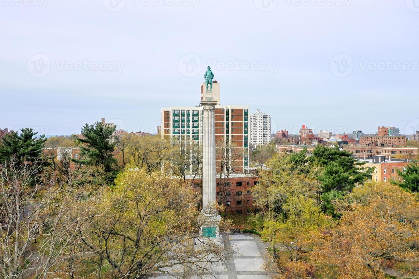 monumento a henry hudson dedicado el 6 de enero de 1938 en henry hudson park en el barrio spuyten devil de bronx, nueva york. foto