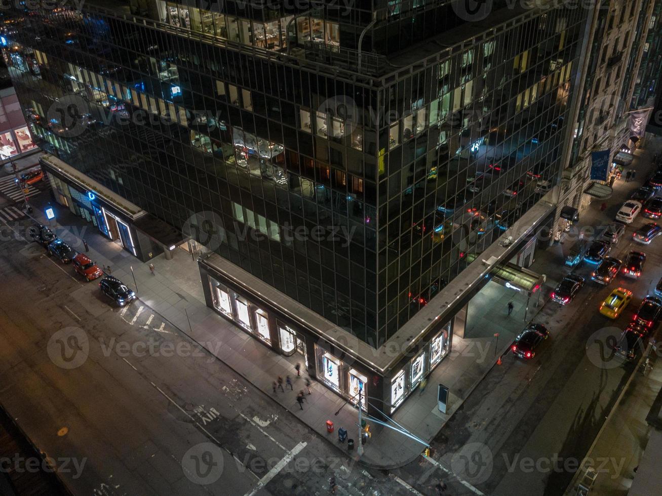 vista aérea de las oficinas del centro de manhattan, ciudad de nueva york por la noche. foto