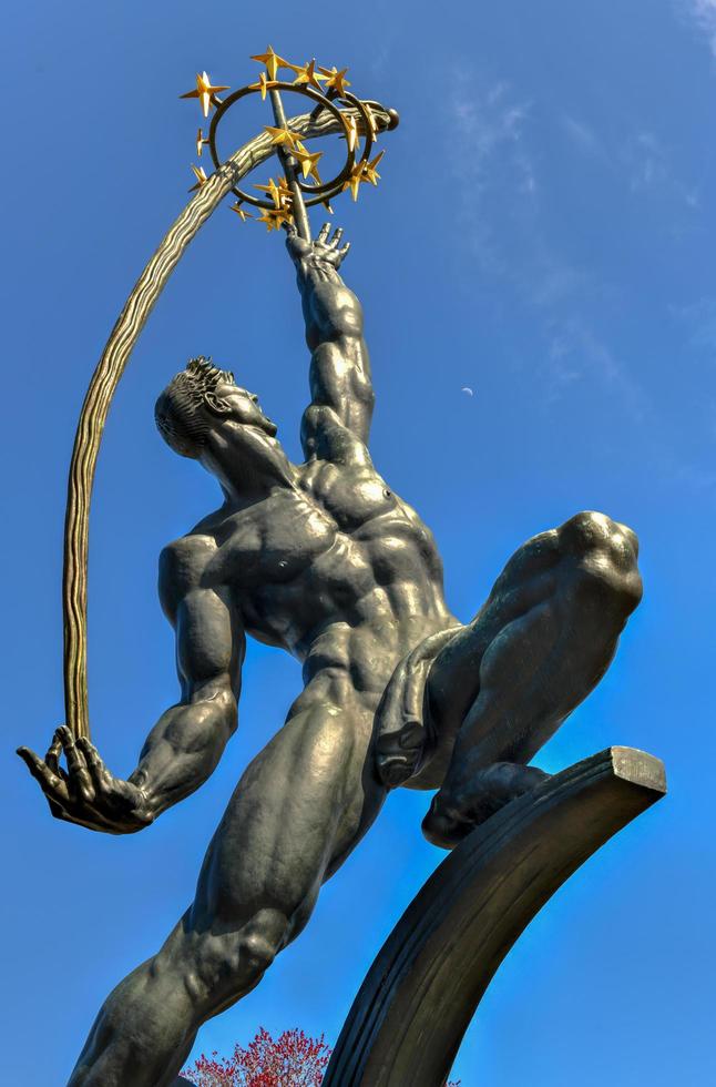 nueva york - 21 de abril de 2018 - escultura de bronce masiva del lanzador de cohetes diseñada por donald de lue para la feria mundial de nueva york de 1964-65 y actualmente en el parque corona de prados de lavado, queens, nueva york. foto