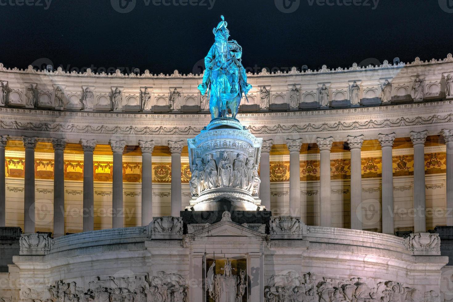 el monumento a victor emmanuel ii. altar de la patria. piazza venezia en roma, italia por la noche. foto