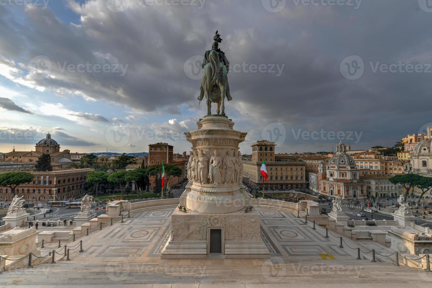 altar de la patria también conocido como el monumento nacional a victor emmanuel ii en roma, italia. foto