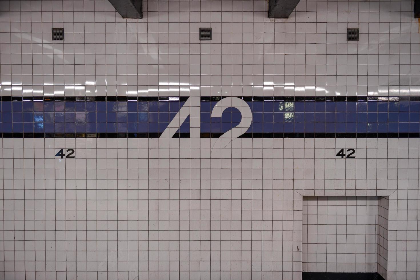 ciudad de nueva york - 20 de abril de 2018 - estación de metro 42nd street times square a lo largo de la línea de la octava avenida en la ciudad de nueva york. foto