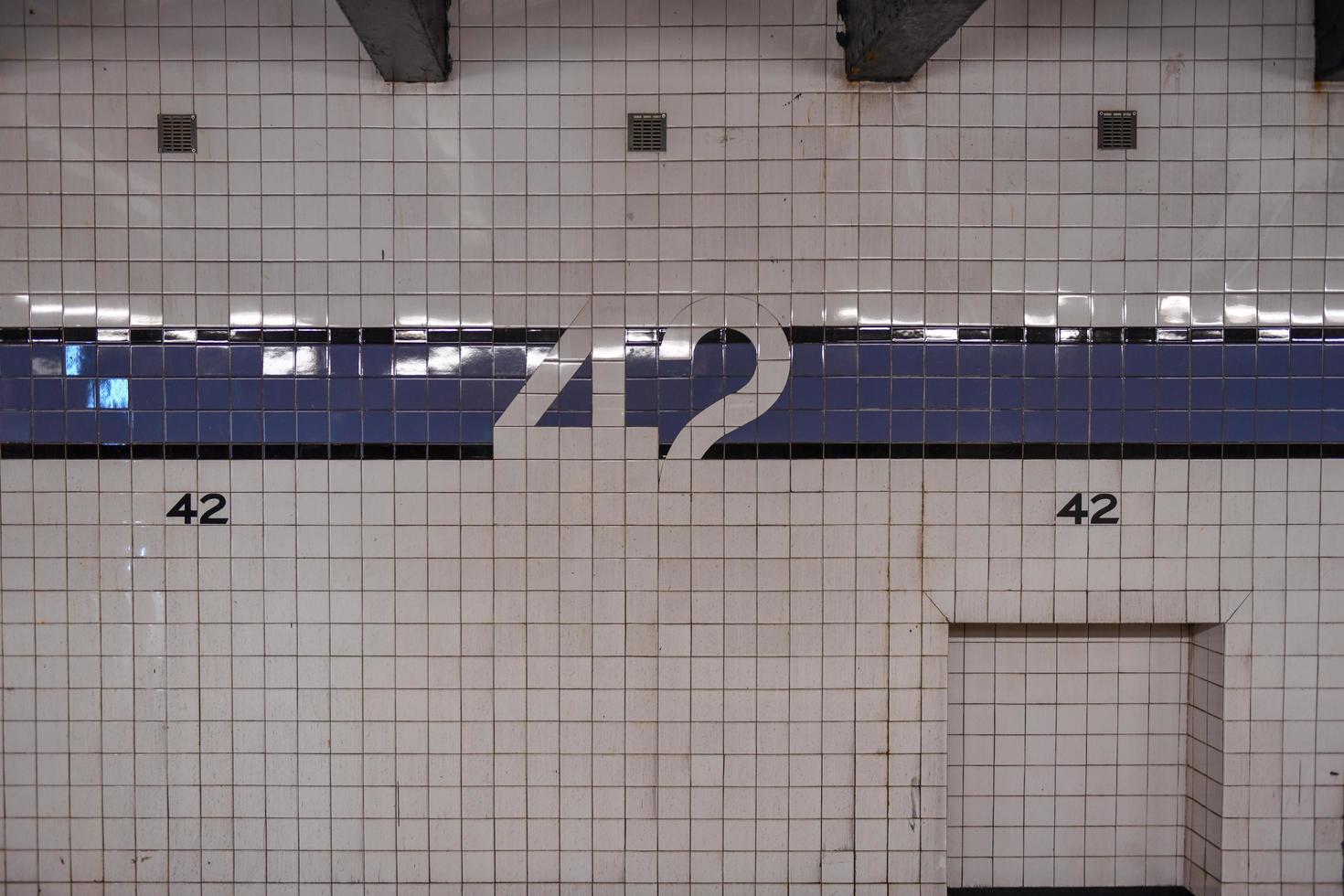 ciudad de nueva york - 20 de abril de 2018 - estación de metro 42nd street times square a lo largo de la línea de la octava avenida en la ciudad de nueva york. foto