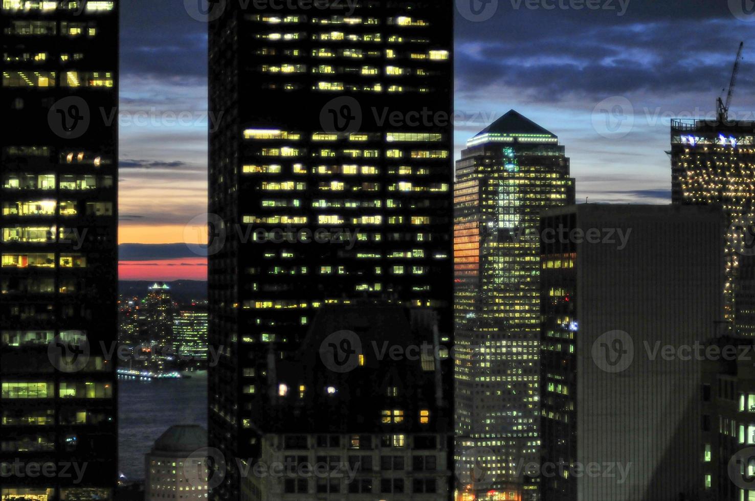 torres de oficinas en el centro de manhattan en la ciudad de nueva york al atardecer foto