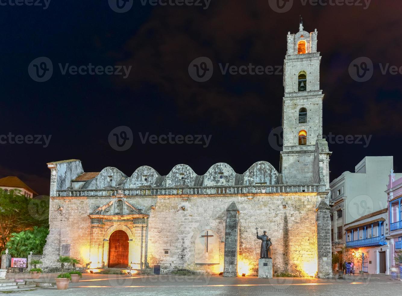 la plaza de san francisco de asis en la habana vieja de noche en cuba. foto