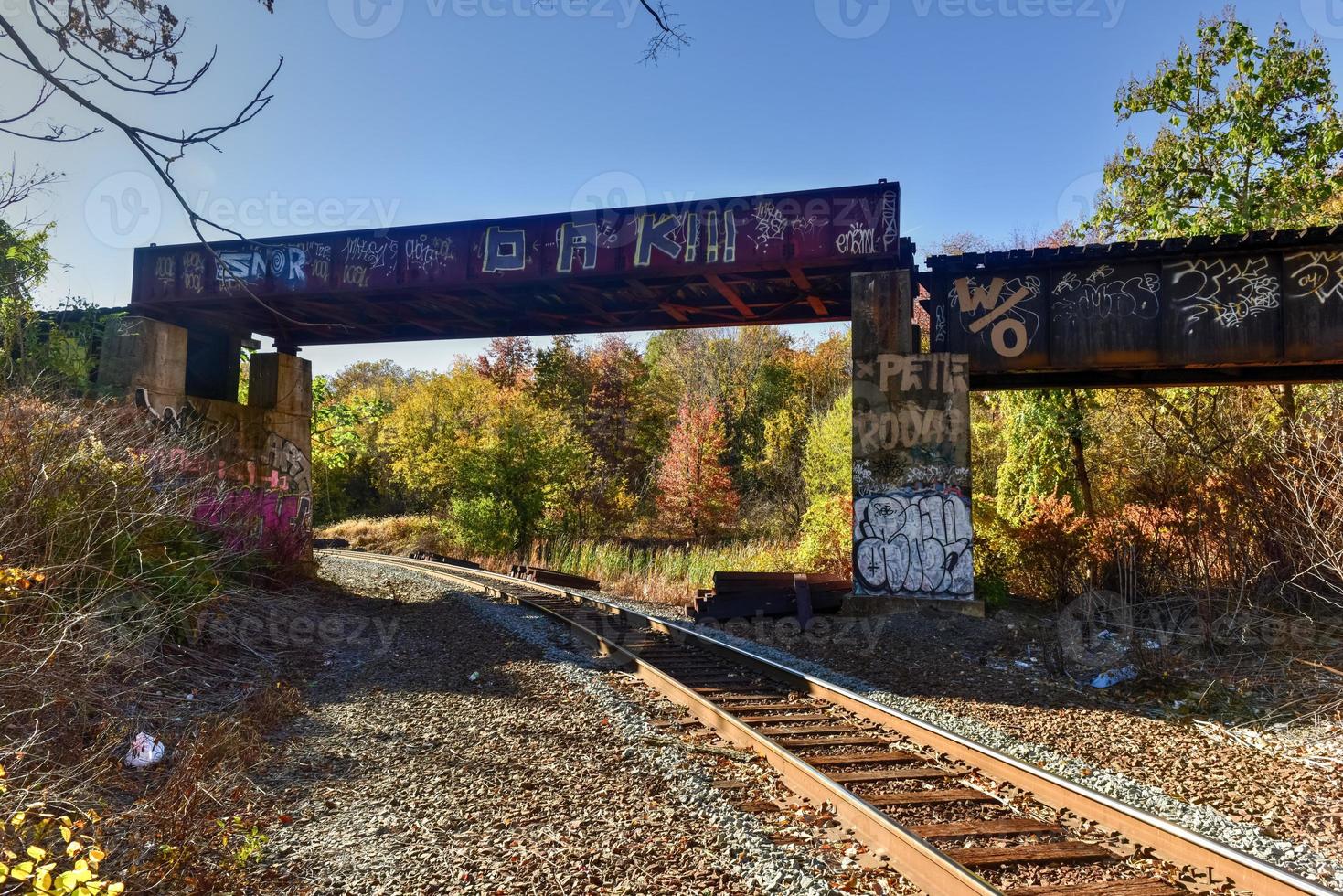 vías de tren que atraviesan la ciudad de jersey, nueva jersey. foto