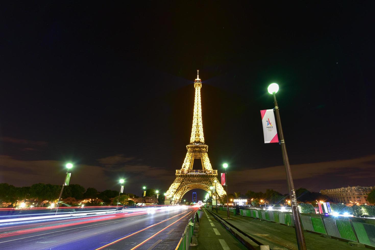 la torre eiffel, una torre de celosía de hierro forjado en el campo de marte en parís, francia, 2022 foto