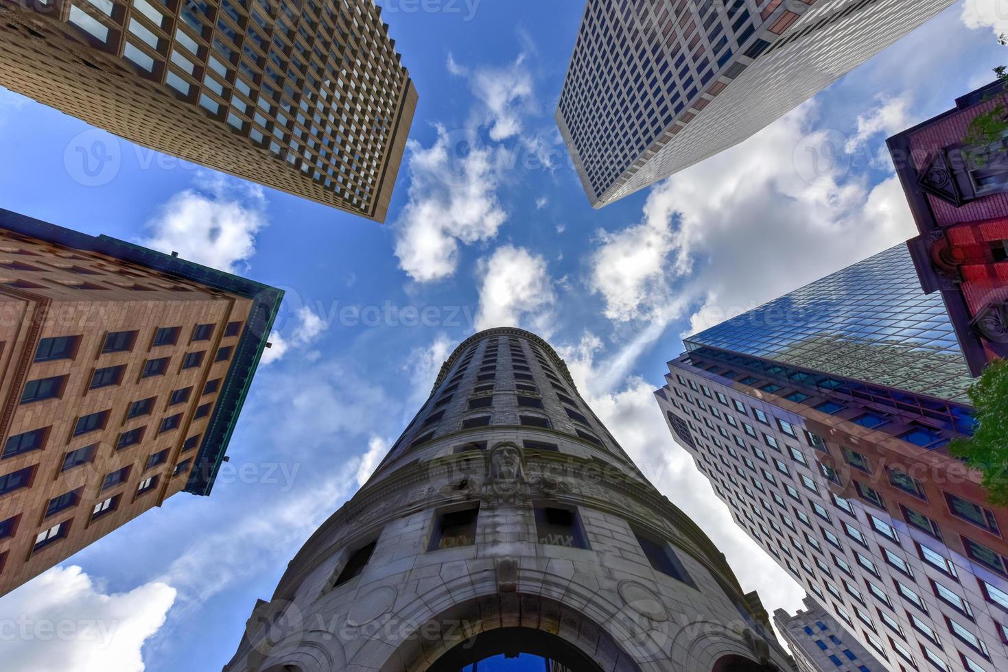 vista hacia arriba en el edificio de la cabeza del turco. es un rascacielos de oficinas de 16 pisos en providence, rhode island. terminado en 1913, el edificio es uno de los rascacielos más antiguos de providence. foto