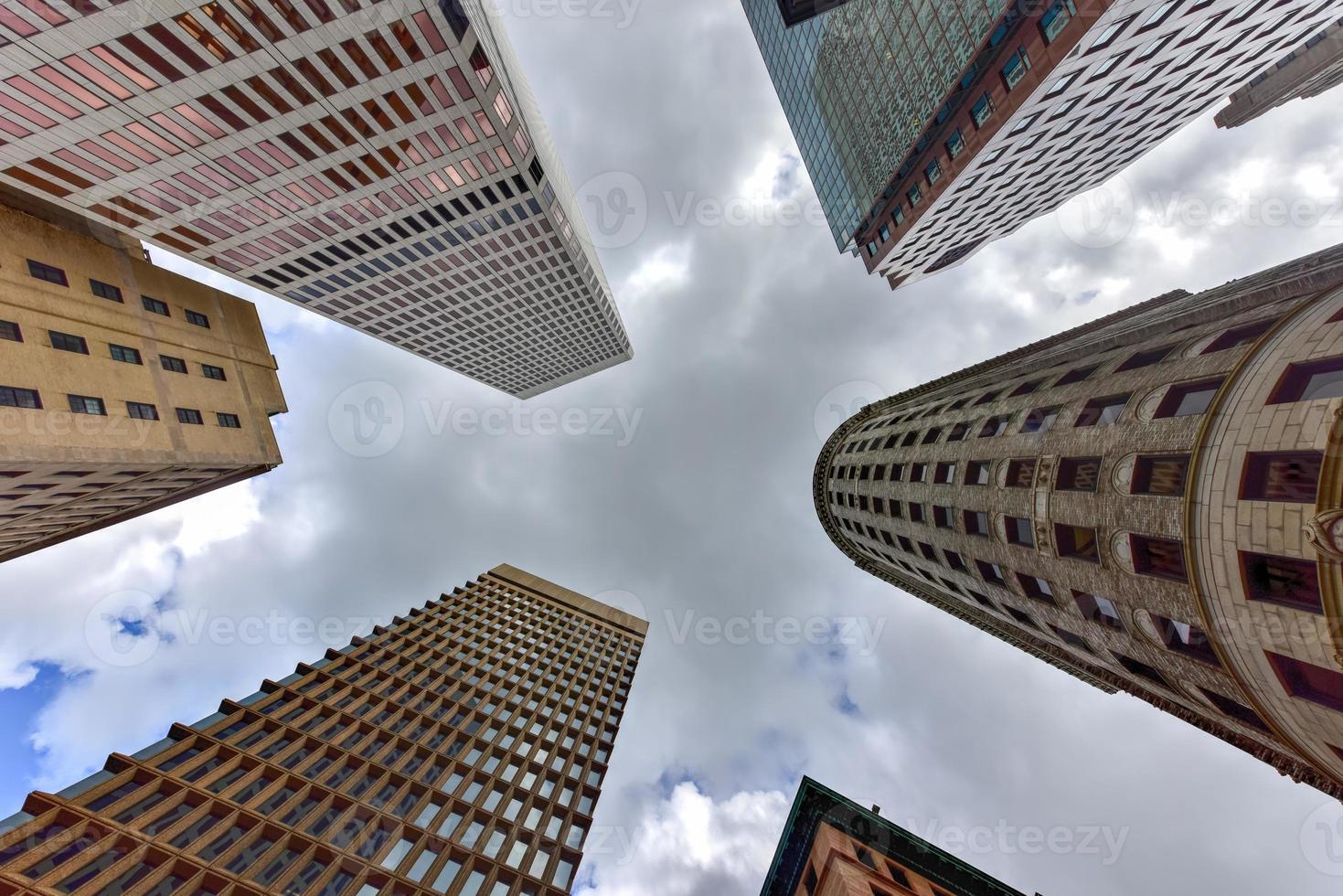 vista hacia arriba en el edificio de la cabeza del turco. es un rascacielos de oficinas de 16 pisos en providence, rhode island. terminado en 1913, el edificio es uno de los rascacielos más antiguos de providence. foto